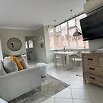 Cosy And Classy Sea Point Apartment
