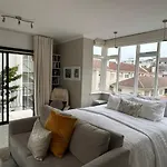 Cosy And Classy Sea Point Apartment
