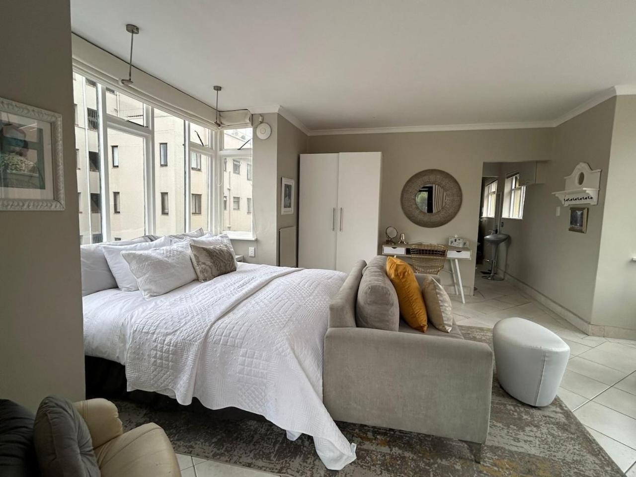 Cosy And Classy Sea Point
