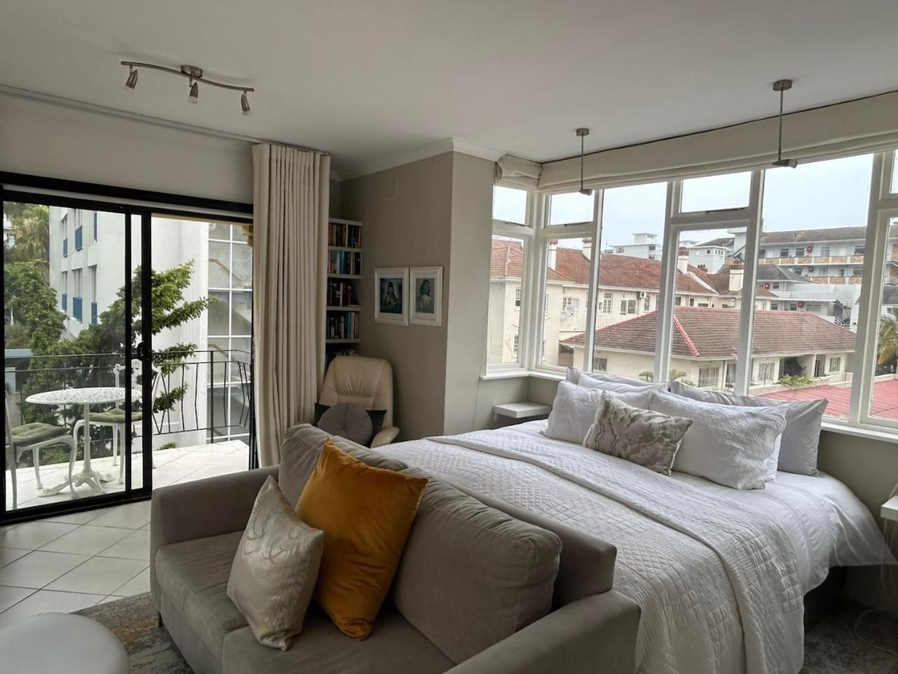 Cosy And Classy Sea Point Apartment *